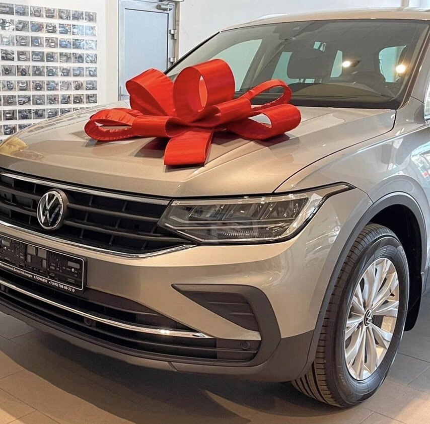 Это мой Volkswagen Tiguan — в нем идеально помещается два детских кресла 