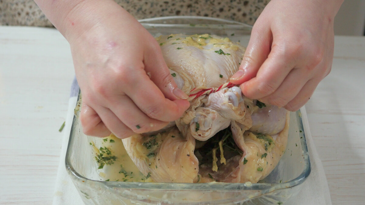 Рецепт сочной и нежной курицы с чесноком и травами, целиком запеченной в  духовке | Кулинарные практики | Дзен