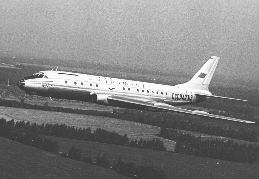 Первые реактивные пассажирские самолеты. Ту-104 пассажирский самолёт. Первый реактивный пассажирский самолет ту-104. Ту-104 1955. Самолет Туполева ту 104.