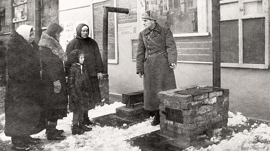 Жителей блокадного Ленинграда инструктируют, как сделать дома самодельную печку для обогрева