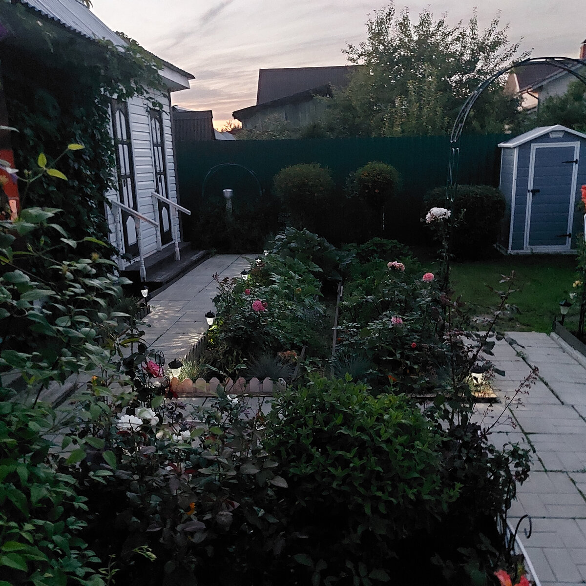 Вид на сад с терраски в сумерках