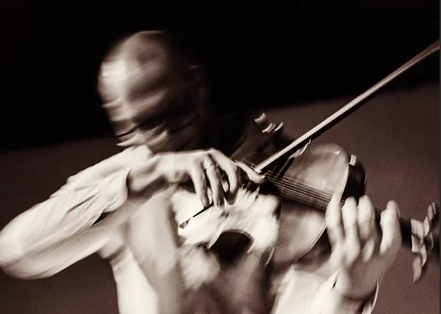 безликий музыкант (Яндекс фото)