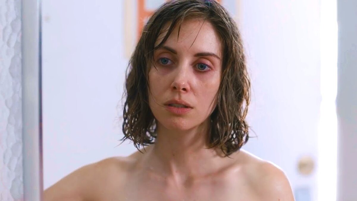 Сара увлекается рукоделием, лошадьми и сериалами о сверхъестественном. Она начинает налаживать социальную жизнь, но вдруг начинают происходить странные вещи — жуткие реалистичные сны, лунатизм и другие признаки того, что или Сара сошла с ума, или мир вокруг неё.