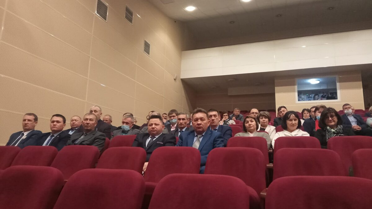 Киңәшмәдә төрле ведомство вәкилләре, җирлек рәисләре, мәктәп директорлары, ФАП җитәкчеләре һәм башка иптәшләр чакырылган.