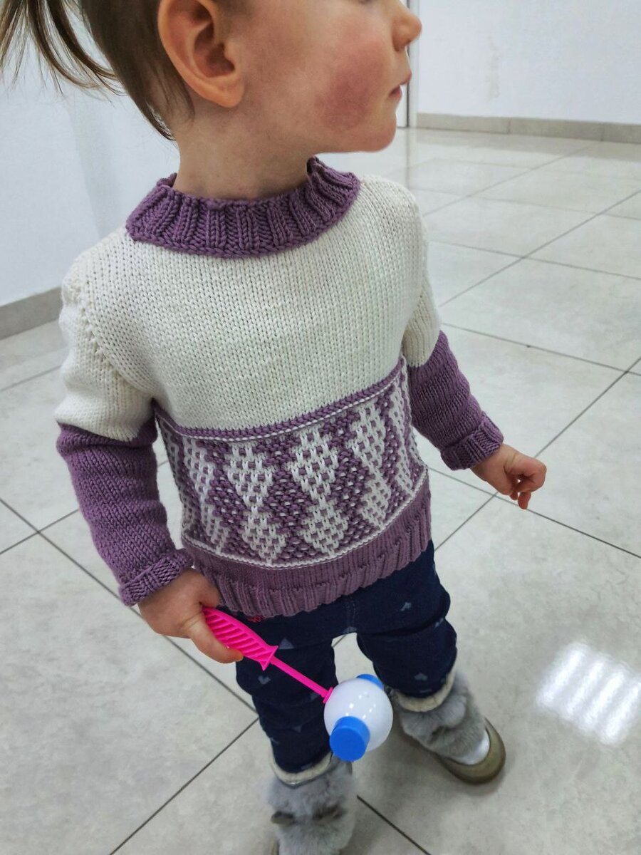 Свитер для дочки.  Щеки красные! Только с мороза))