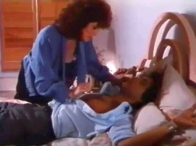 Молодой брокер однажды вечером засмотрелся в чужое окно. И настолько увлёкся наблюдением за соблазнительной женщиной, что повадился ходить под это окно каждую ночь. Но когда объект его тайной страсти убивают, наблюдателю приходится доказывать собственную непричастность к совершенному преступлению.
