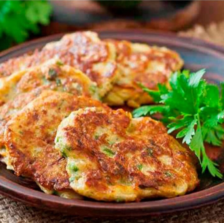 оладушки из кабачков с чесноком. высоцкая юлия кабачковые оладьи. кабачковые драники. оладьи из кабачков с сыром. кабачковые оладьи "а-ля пирожки".