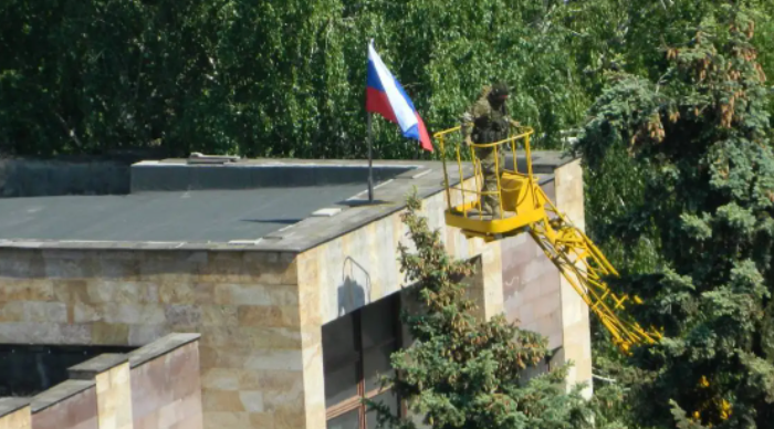 Установка российского флага в освобожденном городе Светлодарске 24 мая 2022 года