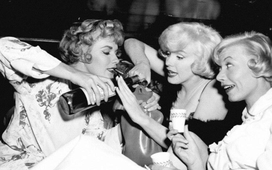 Кадр из к/ф «В джазе только девушки». Душечка с коллегами по оркестру готовят коктейль.