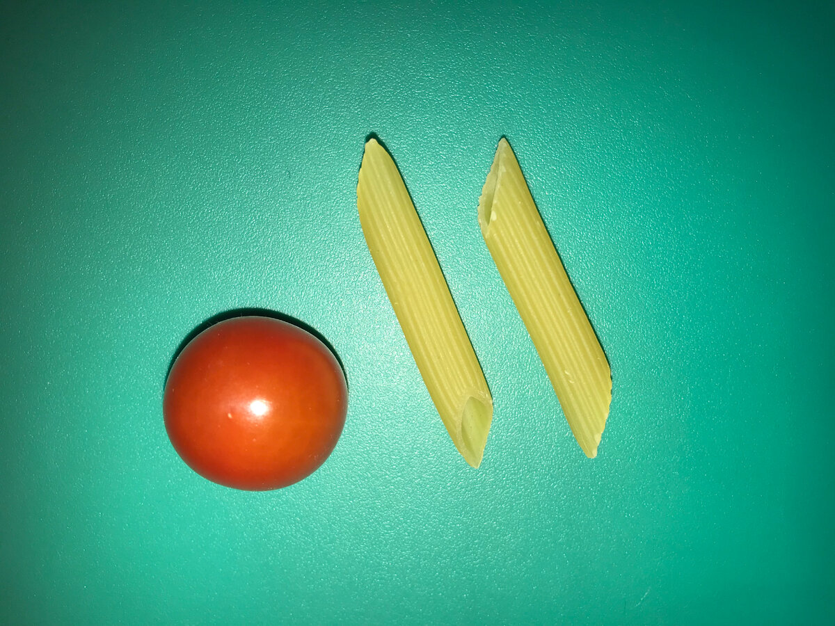 Помидор он – плод томата и Penne Rigate, фотография автора статьи.