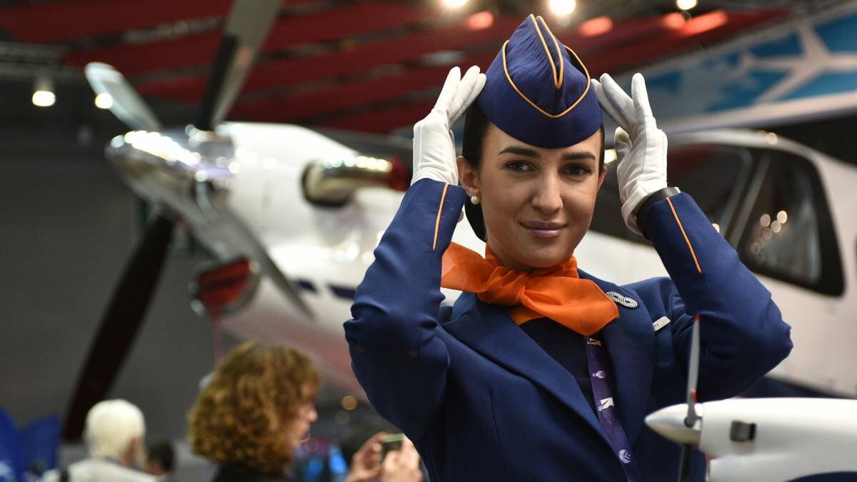   IX Национальная выставка и форум инфраструктуры гражданской авиации NAIS 2022. Стюардесса Виктория Шенбель на стенде одного из отечественных авиапроизводителей / Фото: Пелагия Замятина / Вечерняя Москва