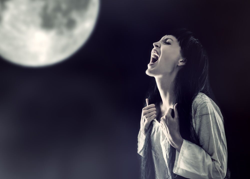 Кричит. Крикни света. Смайлик кричащий в рупор. Уходя гаси свет. Крикни света.