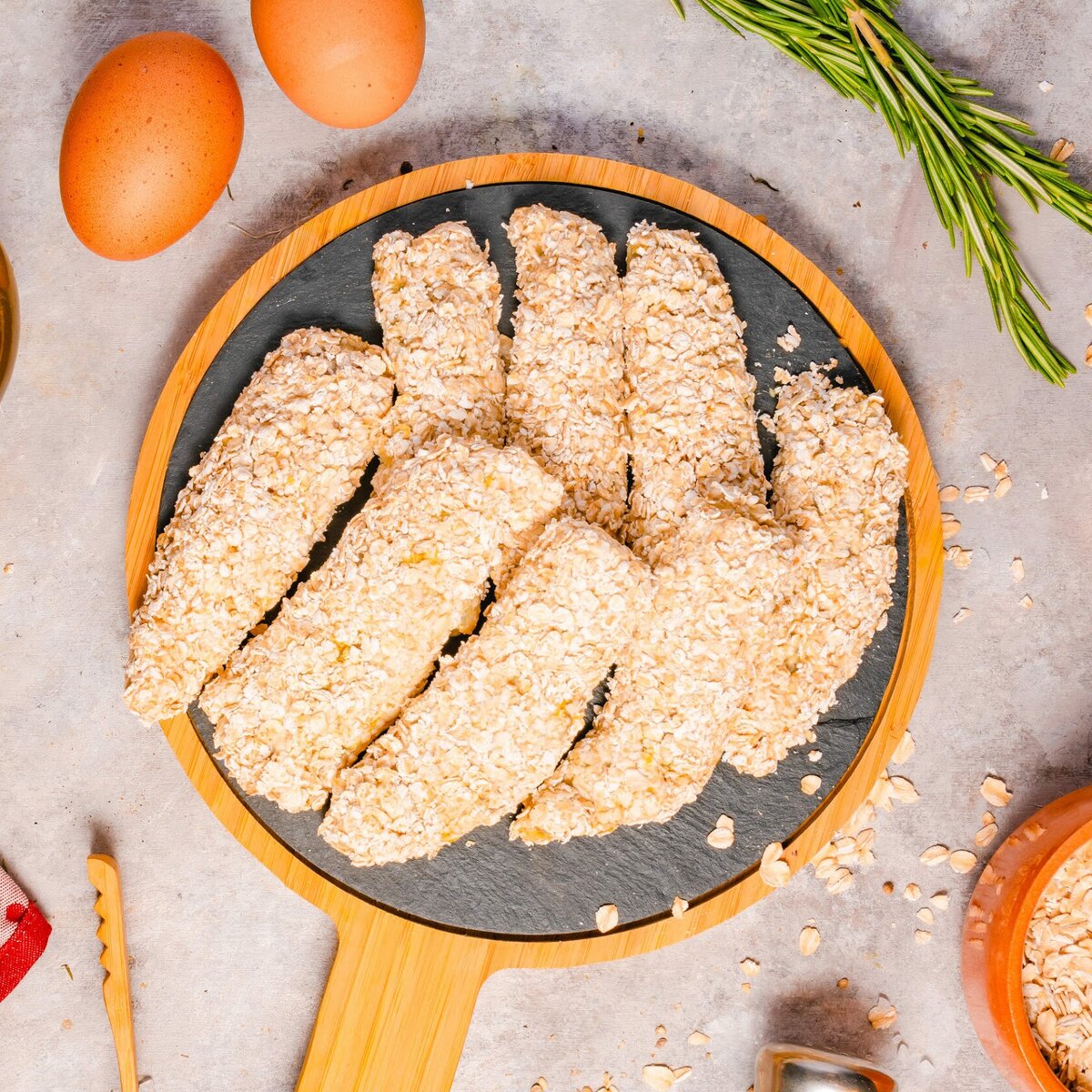 Состав простой, без всякой «химии». Куриное филе, маринад карри, мука, меланж с водой и солью, плюс овсяные хлопья