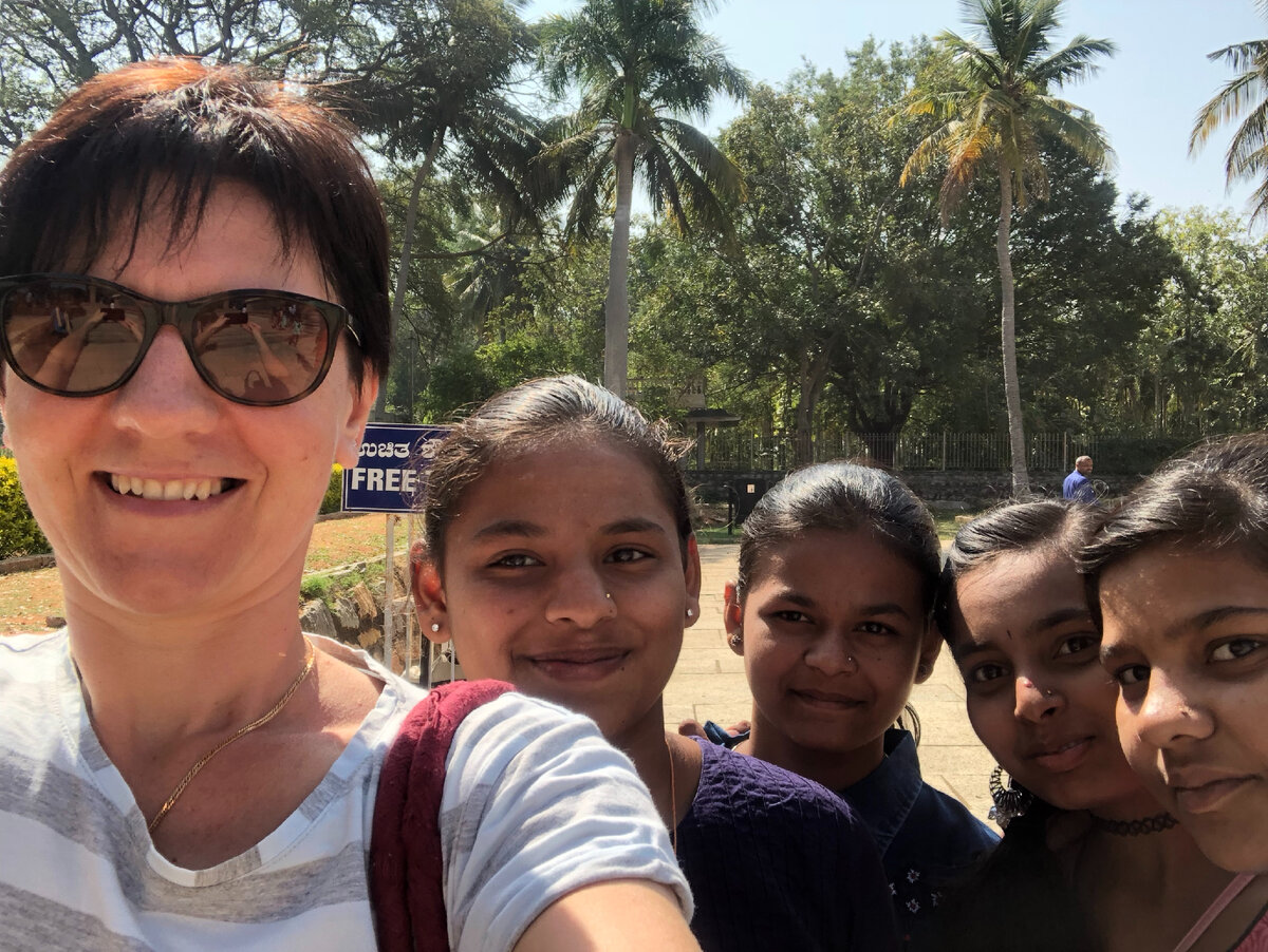 Здесь очень любят фотографироваться с туристами 