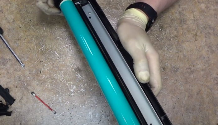 Фото 82. Ось, которую нужно вытащить, чтобы извлечь магнитный ролик