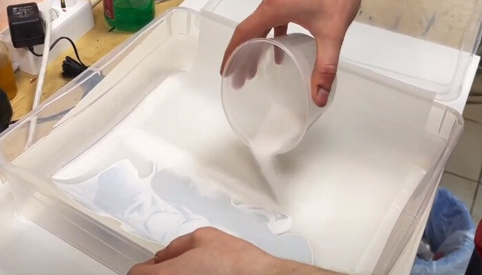 Фото 5. Отпечатанное изображение обсыпается специальным клеевым порошком 