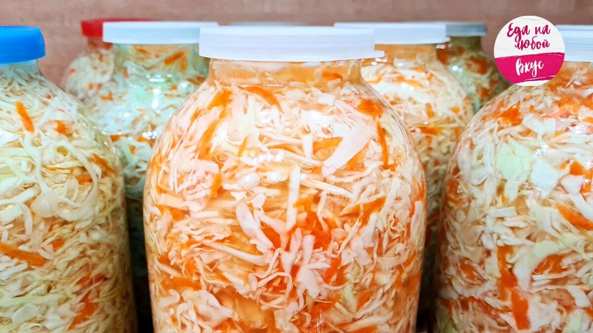 И это не маринованная капуста на зиму, здесь нет уксуса! Квашеной она имеет право называться... Так же как и соленой. Рецепту много лет! 