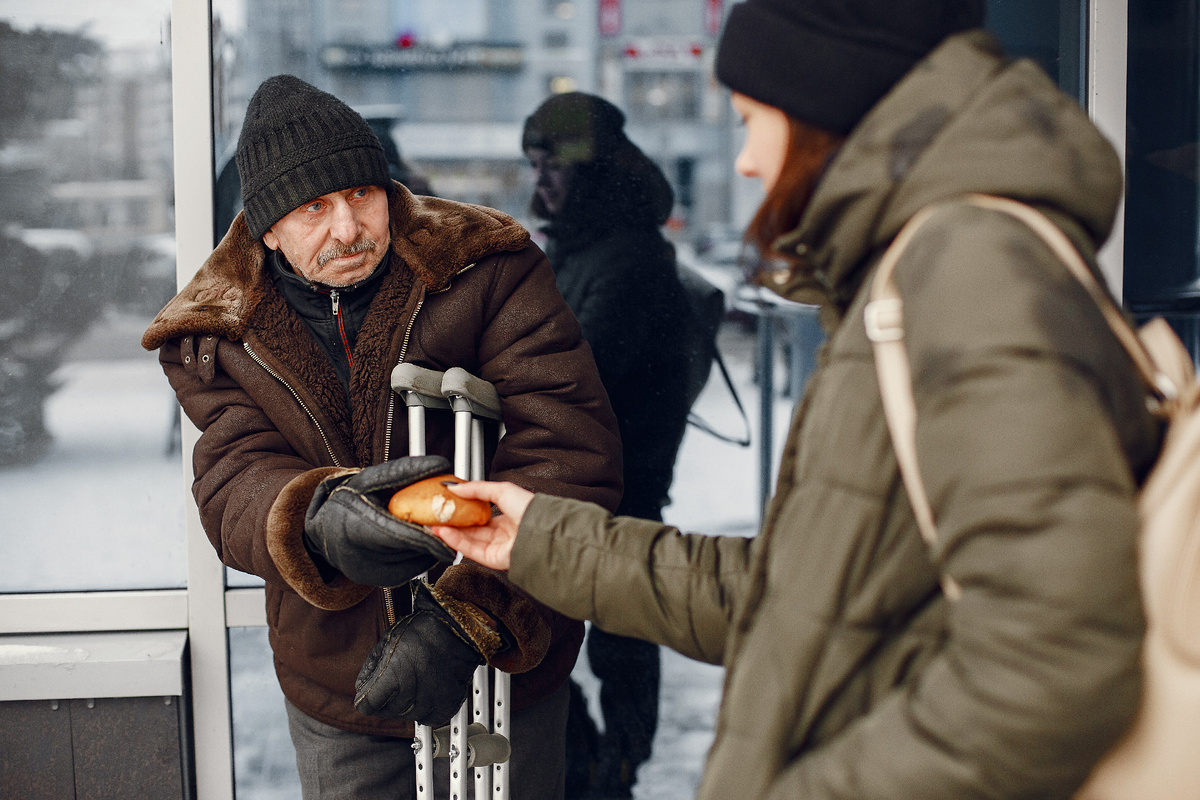 <a href="https://ru.freepik.com/free-photo/homeless-in-a-winter-city-man-asking-for-food_12038814.htm#query=%D0%B1%D0%B5%D0%B4%D0%BD%D0%BE%D1%81%D1%82%D1%8C&position=0&from_view=search">Изображение от prostooleh</a> на Freepik