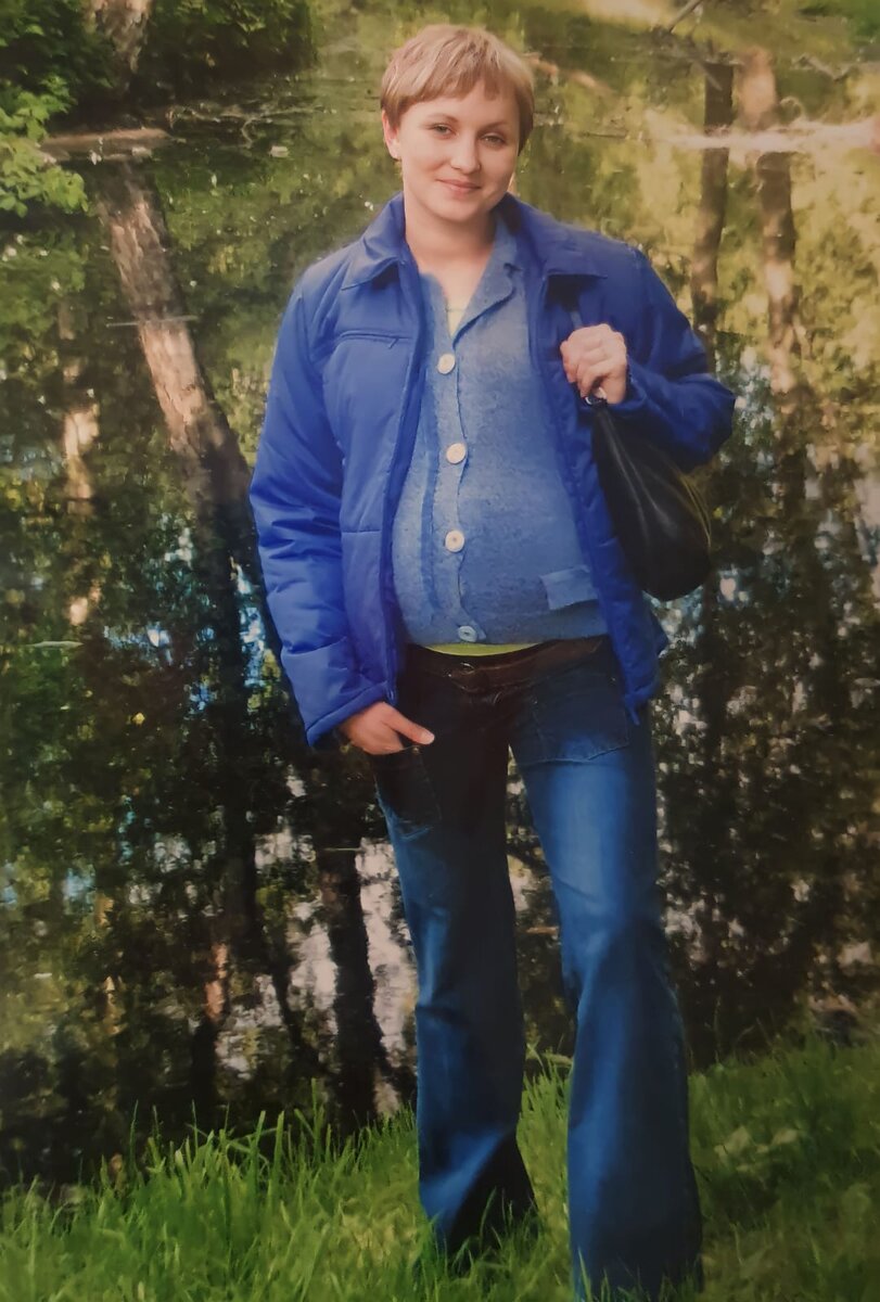 За несколько часов до родов. Питерский июнь порой суров. Одета как в октябре.