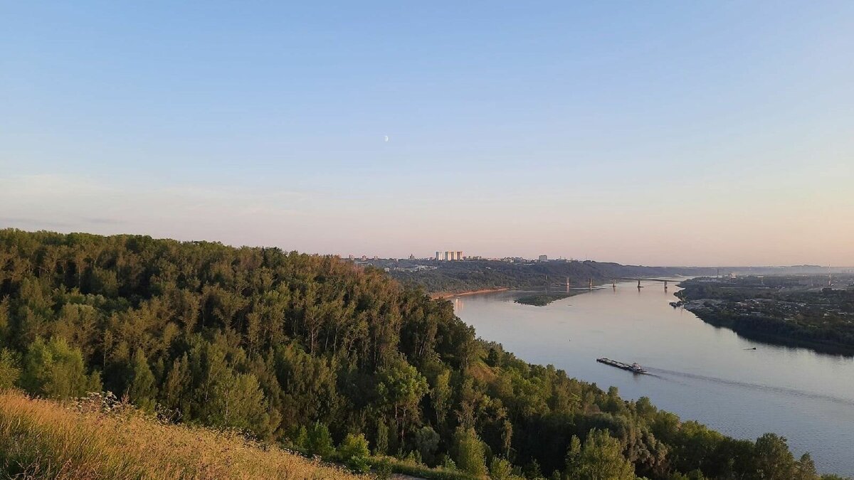     Концепцию застройки набережной Оки представили в Нижнем Новгороде. В районе Молитовского моста девелопер Glorax собирается построить ЖК «Нижний City». Об этом пишет Gipernn.ru.