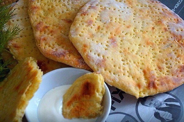  👇🏻Для приготовления понадобится: 
🔹картофель- 5-6 шт 
🔹яйцо- 1 шт 
🔹мука- 100 гр 
🔹растительное масло- 1 стол ложка 
🔹соль- 0,5 чайной ложки 
🔹чёрный перец- по вкусу 

Картофель очистить и отварить до готовности,размять в пюре без комков,добавить соль,перец,яйцо и муку,замесить мягкое тесто. 
Стол присыпать мукой, тонко раскатать тесто ,вырезать с помощью тарелки лепёшки,наколоть их вилкой. 
Выложить лепёшки на противень застеленной пергаментной бумагой. 
Выпекать в разогретой духовке минут 15-20 до румянца. 
Очень вкусные картофельные лепёшки готовы. 
Приятного аппетита!!!