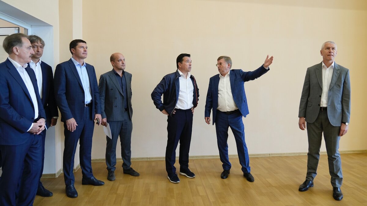     Губернатор Московской области Андрей Воробьев и министр спорта РФ Олег Матыцин проверили готовность нового здания учебно-тренировочного комплекса Московской государственной академии физической культуры (МГАФК). Оно расположено в городе Люберцы.