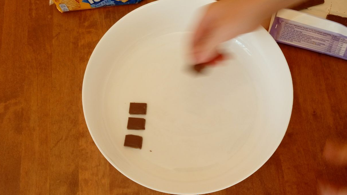 Раскладываю дольки шоколада по дну формы