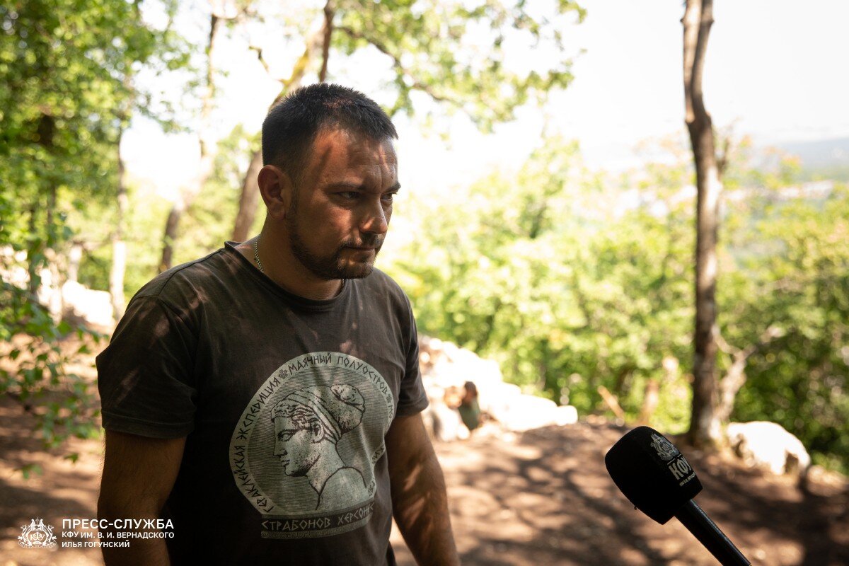 На фото: сотрудник научно-исследовательского центра истории и археологии Крыма КФУ им. В. И. Вернадского Антон Душенко