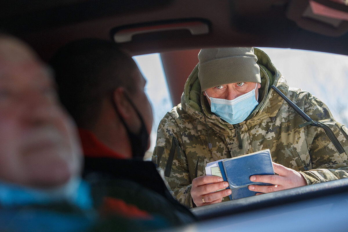 Пограничники и правоохранительные органы будут сообщать в администрацию президента о попытке чиновником пересечь границу.  Фото: Serhii Hudak / Keystone Press Agency / globallookpress.com
