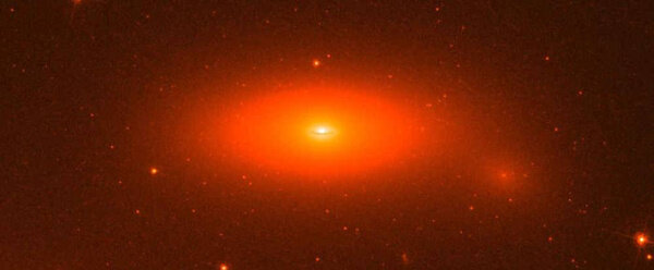 Обложка © NASA / ESA / Andrew C. Fabian / Remco C. E. van den Bosch (MPIA)