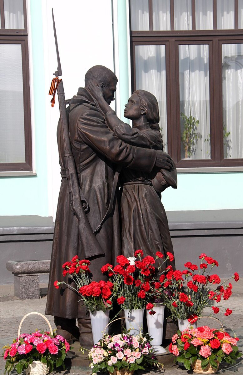 Фото Александра Гурешова. Памятник "Прощание славянки" в Москве на Белорусском вокзале