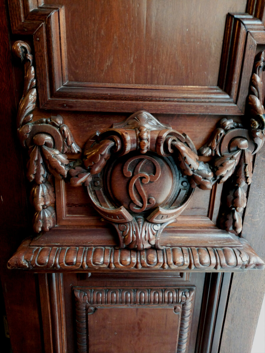 Герб с первой буквой фамилии владельца усадьбы - Сергея Рукавишникова