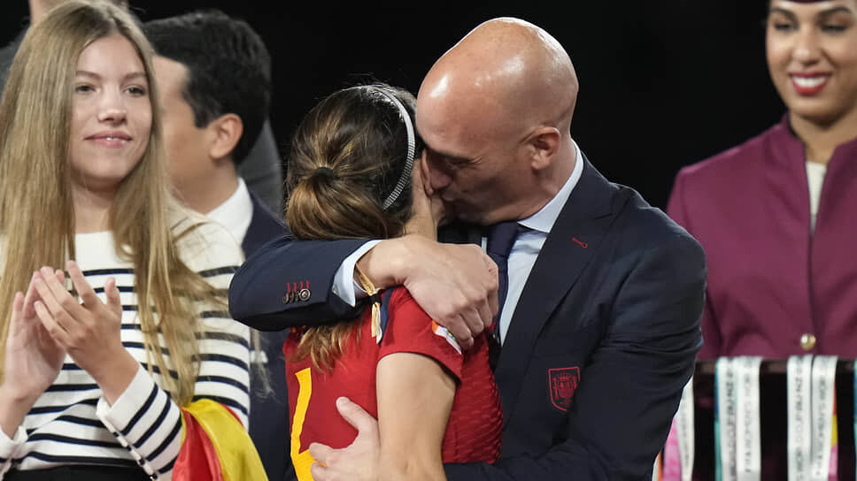 Фото: Alessandra Tarantino / AP📷Женская сборная Испании впервые в своей истории выиграла чемпионат мира, но один лишь поцелуй в исполнении президента RFEF Луиса Рубиалеса отодвинул грандиозный успех команды на второй план