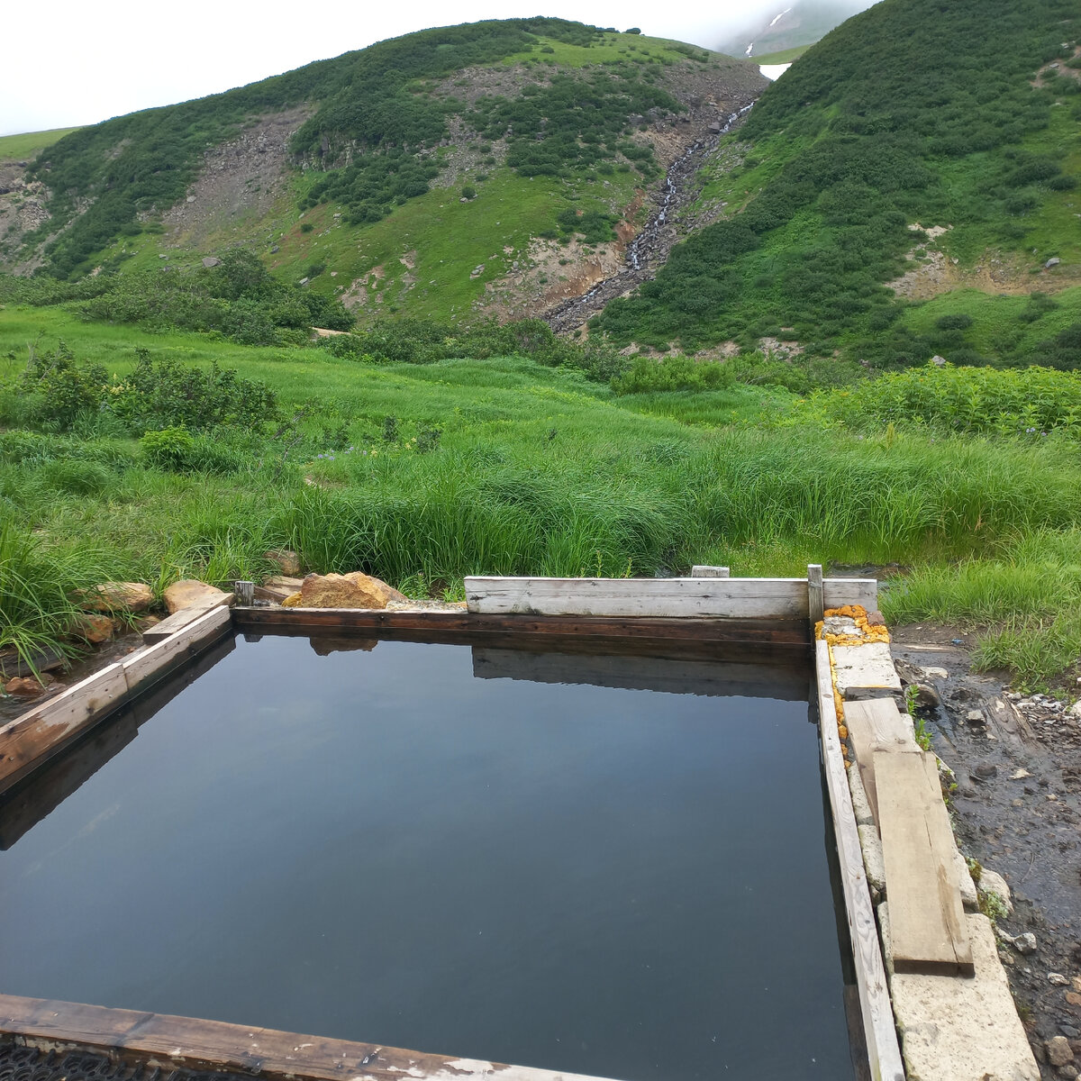 Термальный источник. Вода - горяченная! Подземный жар Камчатки.