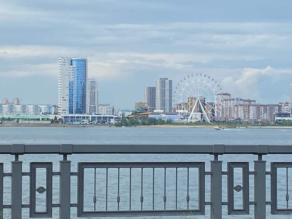 Отель и аквапарк Ривьера с колесом обозрения. Вид с Кремлевской набережной. Фото автора 2022 года. Листай галерею.