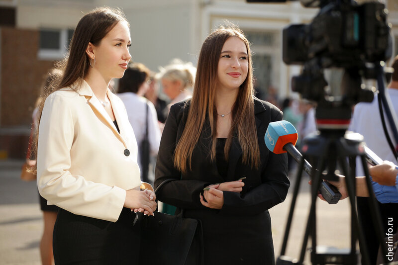    Акцию "Спасибо учителю" провели сегодня на торжественной линейке в школе № 14. Родители и ученики хором поблагодарили учителей за их труд и заботу.