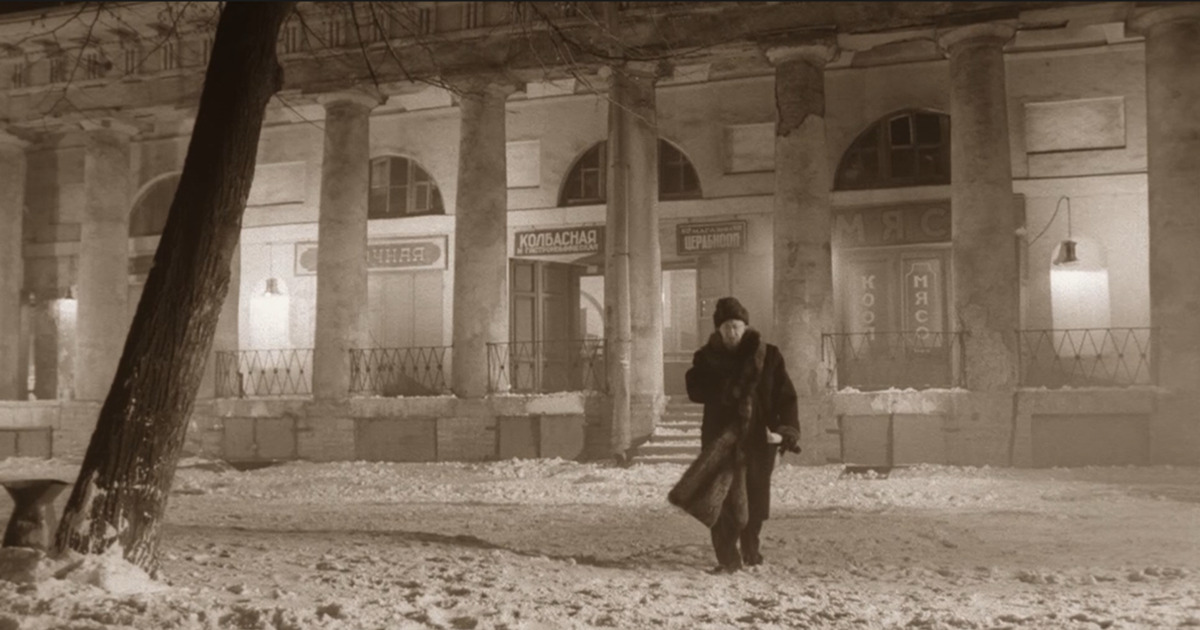 Профессор Преображенский выходит с колбасой из Ямского рынка («Собачье сердце»). Киностудия «Ленфильм»