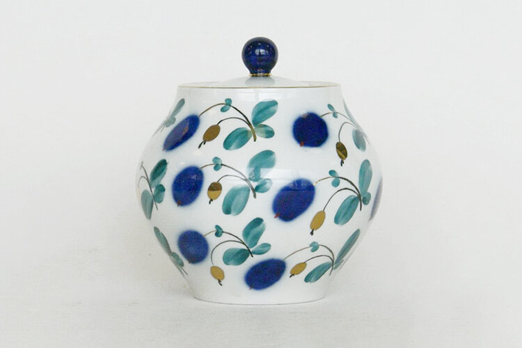 Сахарница из сервиза «Гоноболь», 1963 год, ЛФЗ. Автор формы Владимир Лаврентьевич Семёнов, автор росписи Иван Иванович Ризнич