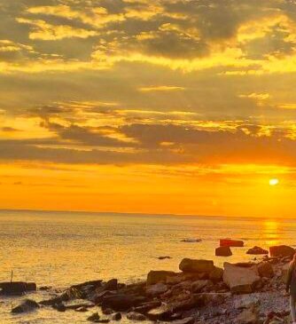 Берег Черного моря в районе бухты Инал, фото автора. 