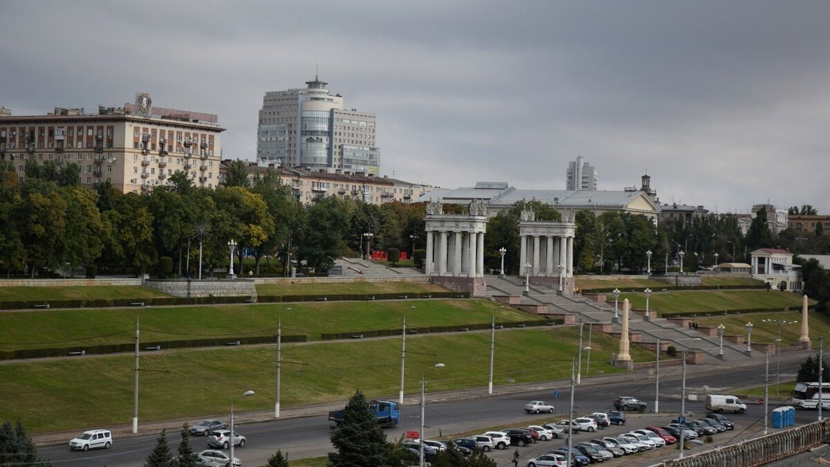     Синоптики предупреждают волгоградцев об испортившейся погоде — на областной центр и регион в целом идут похолодание и осадки, почувствуют их все уже сегодня.