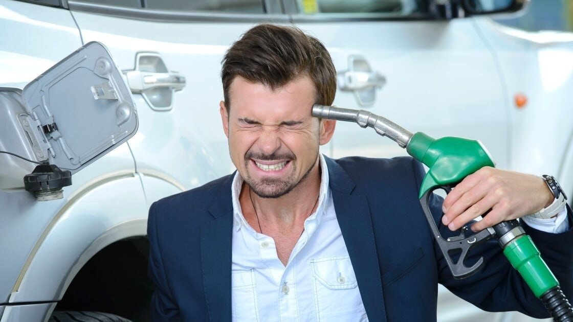     АЗС в России в последнее время заметно похорошели: большие площади, зоны кафе, торговые ряды. Секрет прост: продажа бензина стала нести заправочным станциям убытки, да и вообще топливо в дефиците. Спасти прибыль пока помогает фастфуд. Но не останется ли в итоге народ без заправок?