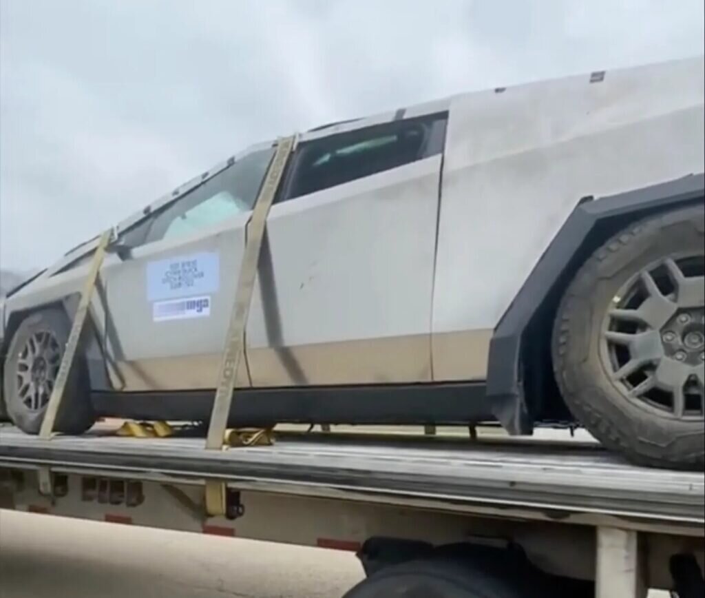 Tesla Cybertruck после падения в кювет / © Electrek