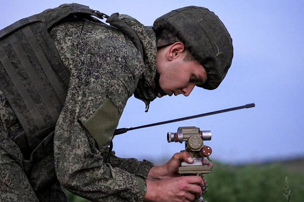 Военнослужащий во время боевой работы расчёта реактивной системы залпового огня "Град" Западного военного округа на Купянском направлении. Фото © ТАСС / Пресс-служба Минобороны РФ