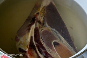 Для начала отвариваем бульон. Честно сказать, самый вкусный бульон получается по рецепту Молоховец  (когда-нибудь я вернусь к ее книге). Но уж больно долго. Так что —  готовлю по-старинке:  после первого закипания снимаю пену и оставляю на 3  часа на медленном огне.
