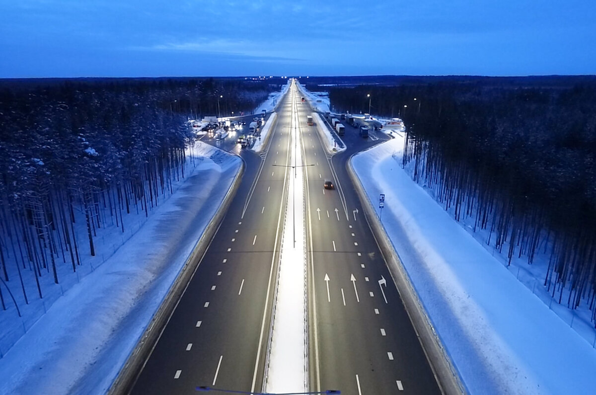 Зимняя автомобильная дорога. Красивые трассы России. Скоростные трассы. Платная дорога зима. Автомагистраль зимой.