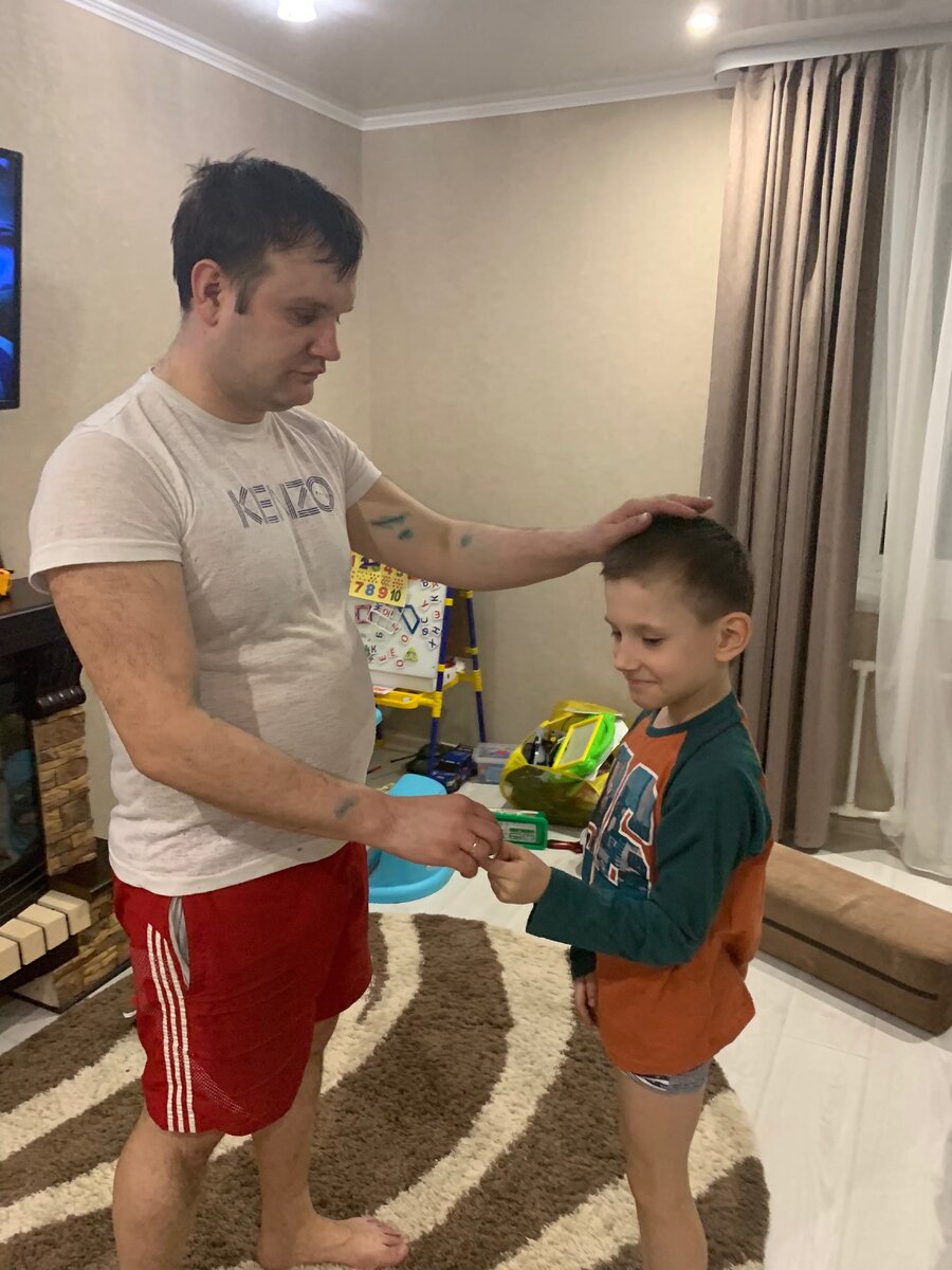 Рис:  Наш папа поощряет  конфеткой за уборку - а это не полезно! Источник: Личное фото автора.