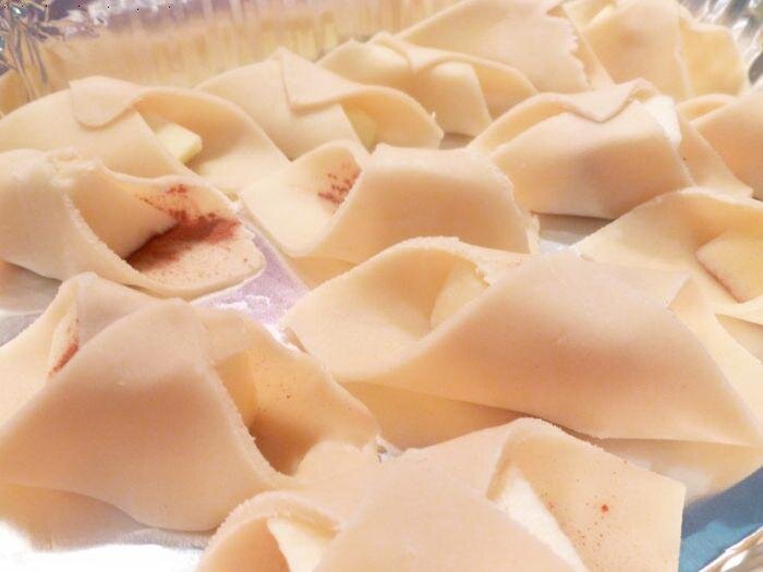 Ничего сложного в придании печенью формы нет. Надо просто обернуть яблоко с двух сторон уголочками ломтика теста.