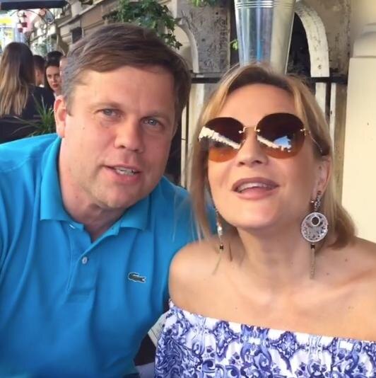 Накануне российские СМИ сообщили, что эстрадная исполнительница Татьяна Буланова намерена судиться со своим бывшим супругом — экс-игроком «Зенита» и членом команды сборной России Владиславом Радимовым. СМИ сообщают, что причиной такого решения стала невыплата алиментов на содержание общего сына — 11-летнего Никиты. 
Напомним, что пара оформила развод почти три года назад, но продолжала жить под одной крышей и всячески помогать друг другу. Этим летом в Санкт-Петербурге они вместе вышли в свет — на спектакль знакомых фигуристов, а в одном из недавних интервью певица даже допустила возможность воссоединения с футболистом.