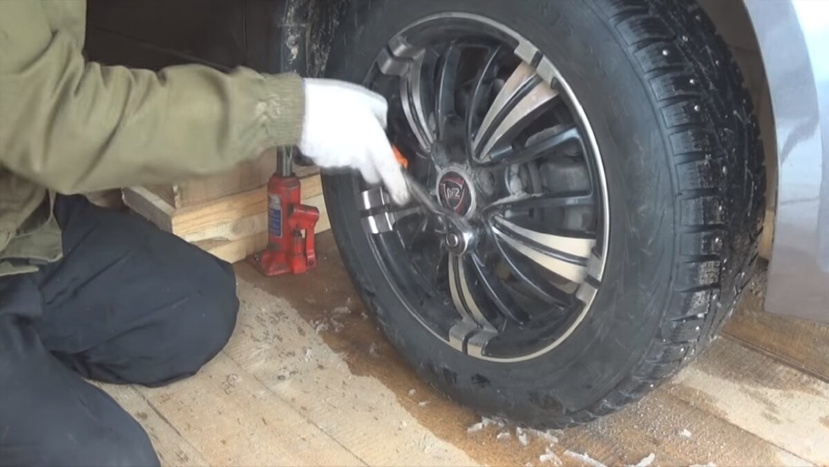 Снимаем колесо