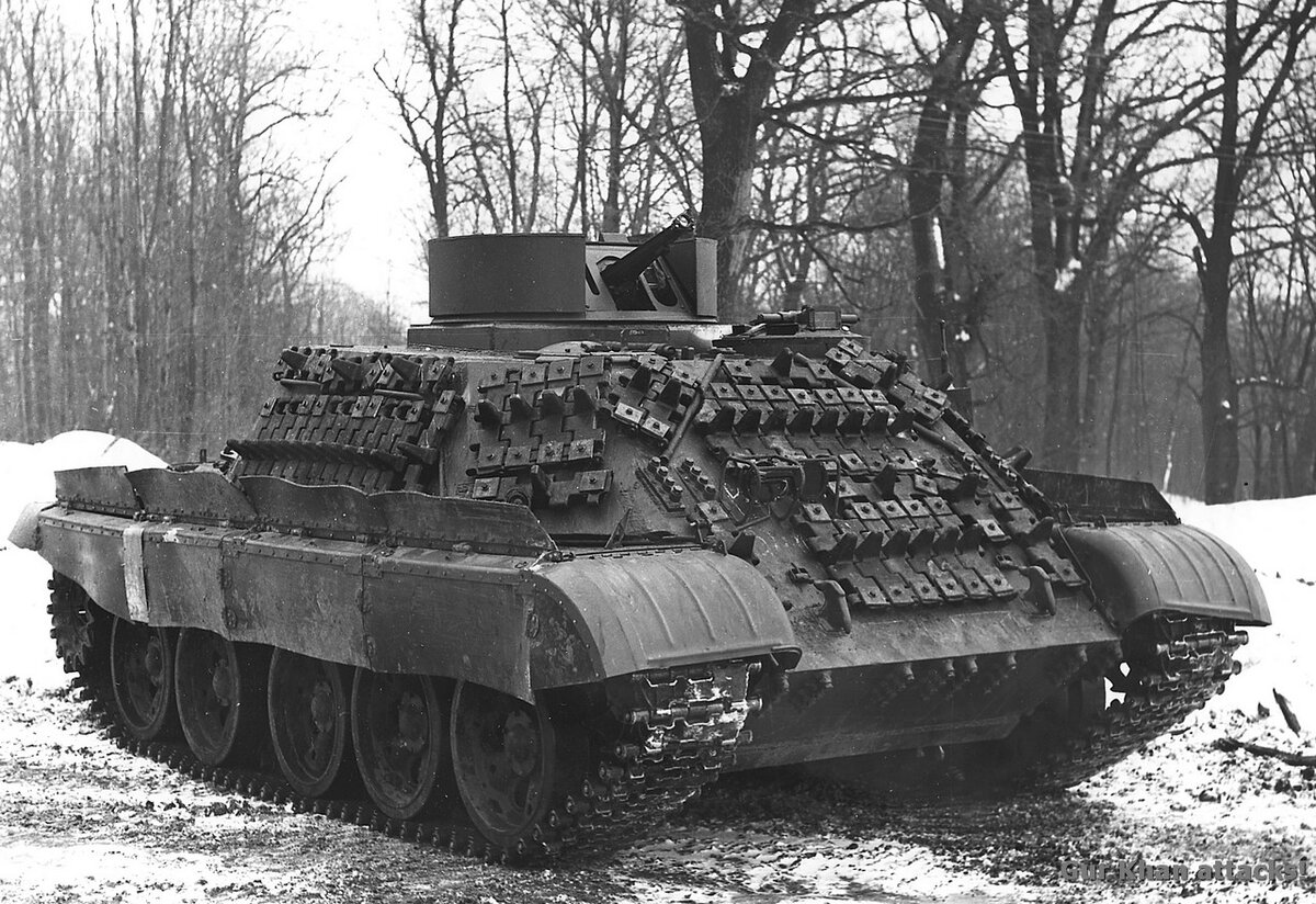 БМР-1. Первый опытный образец с усиленной защитой в виде запасных траков.